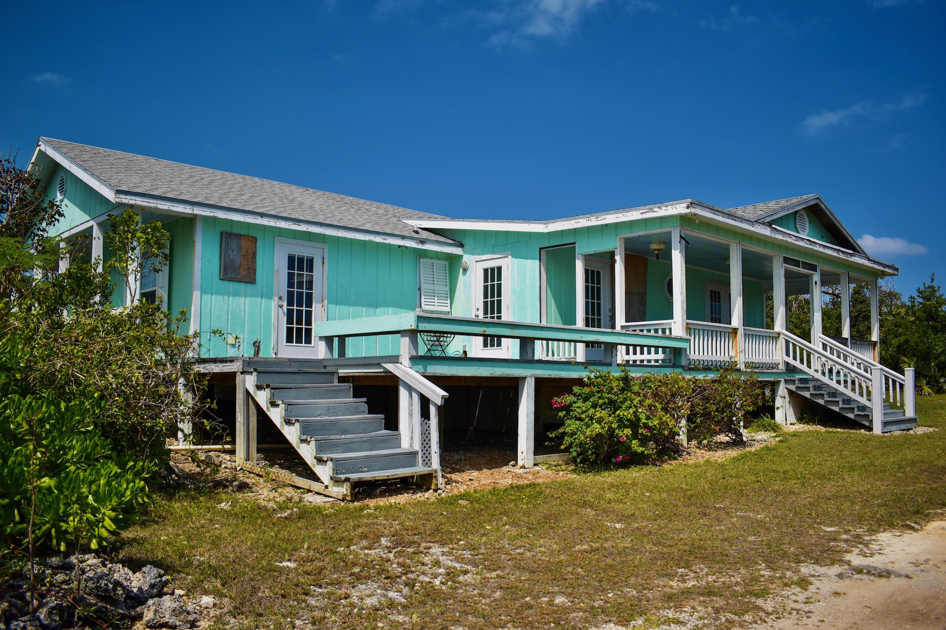 beachfront-acreage-with-dock-black-sound-green-turtle-cay-abaco-12