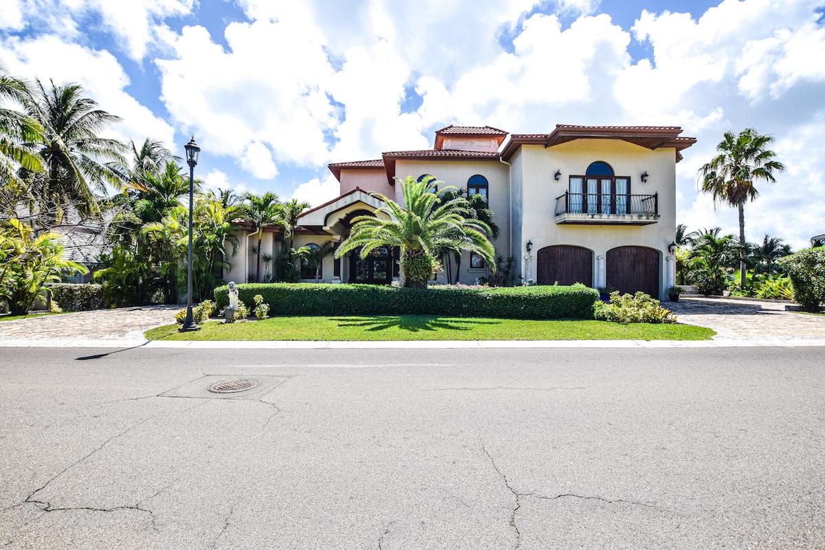 /listing-single-family-home-in-paradise-island-45238.html from Coldwell Banker Bahamas Real Estate