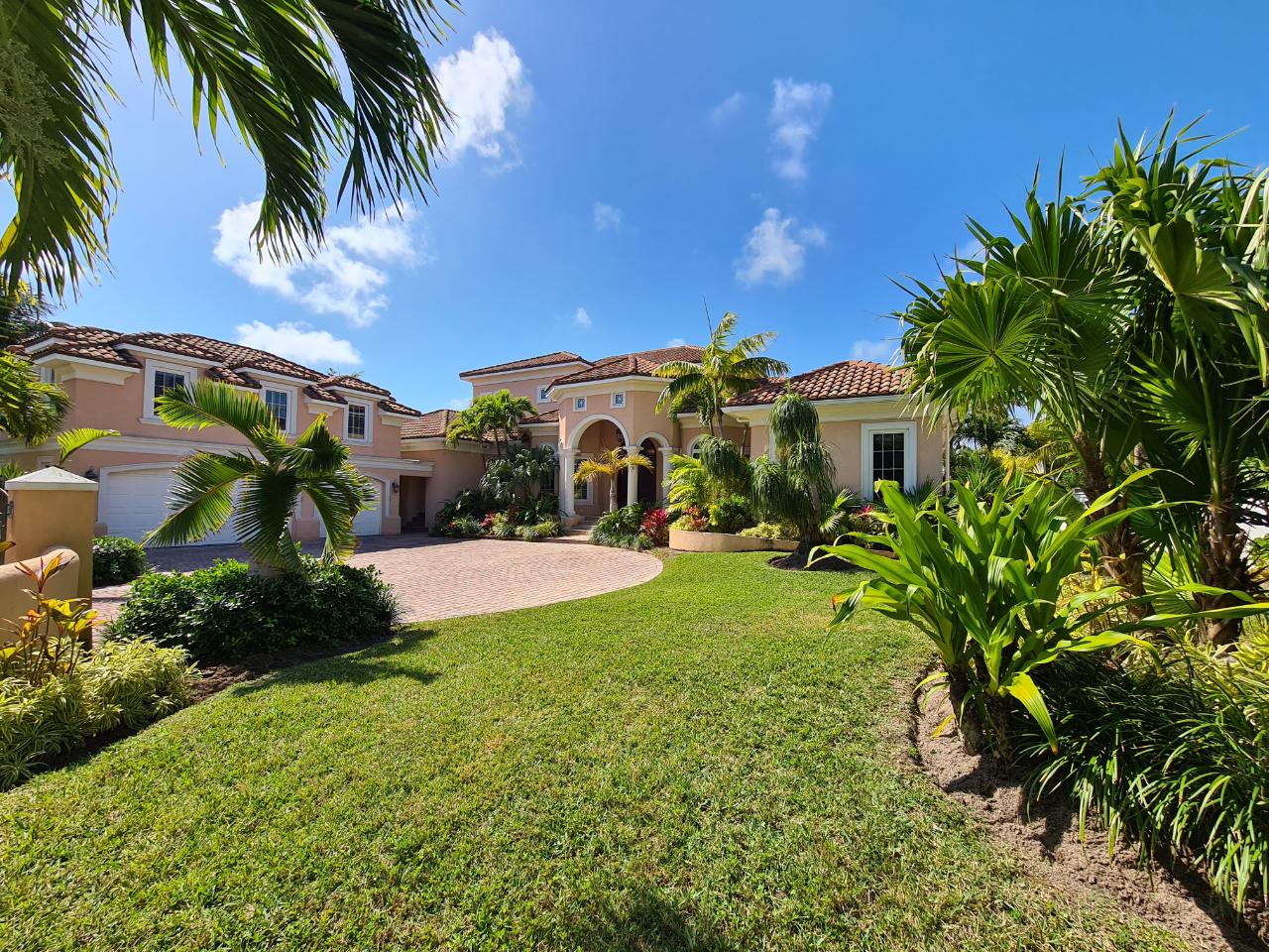 /listing-single-family-home-in-paradise-island-41247.html from Coldwell Banker Bahamas Real Estate