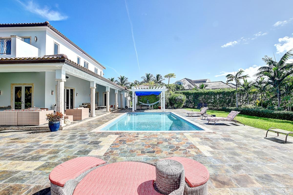 /listing-single-family-home-in-paradise-island-48112.html from Coldwell Banker Bahamas Real Estate