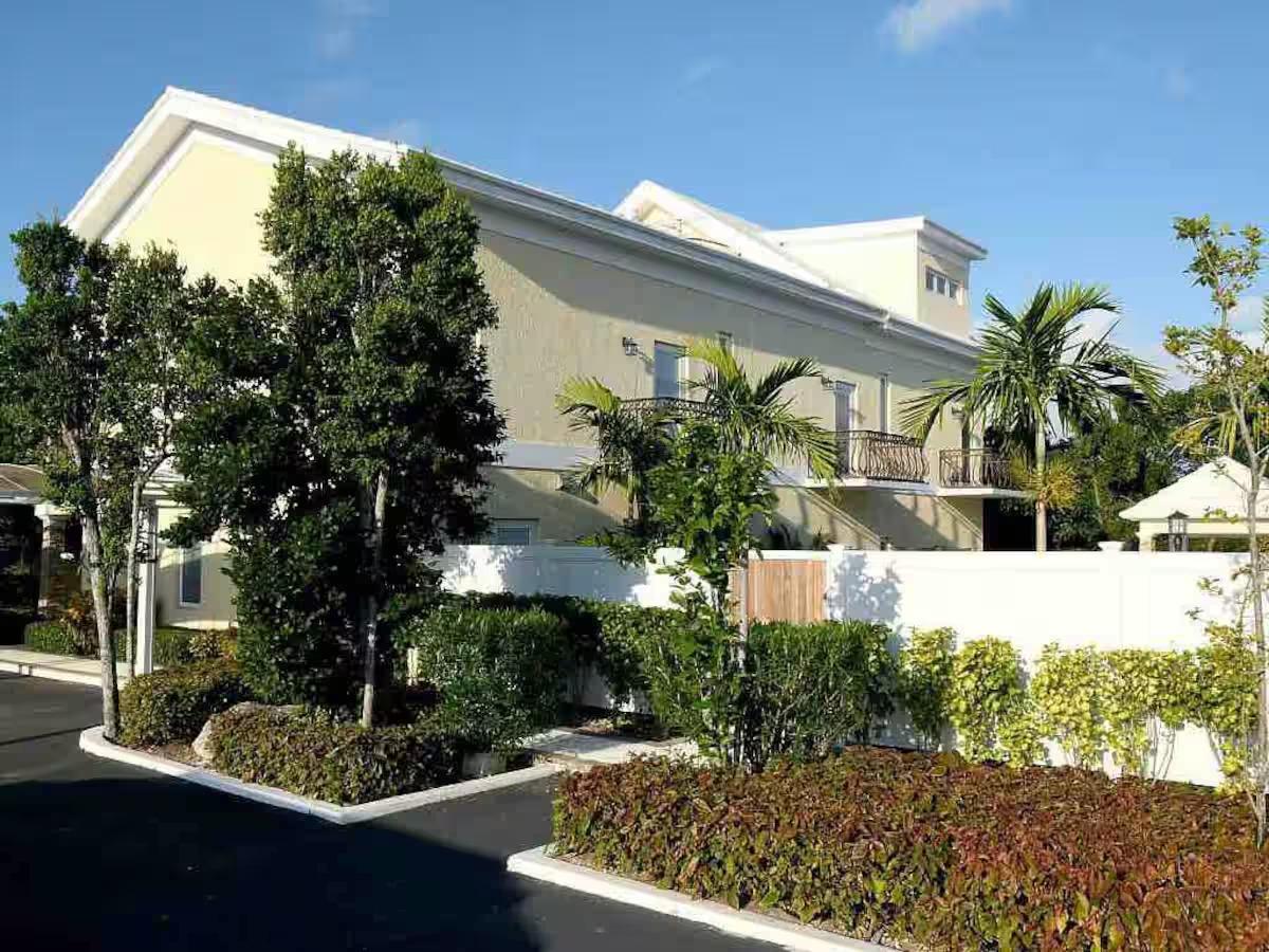 /listing-condo-in-old-fort-bay-75580.html from Coldwell Banker Bahamas Real Estate