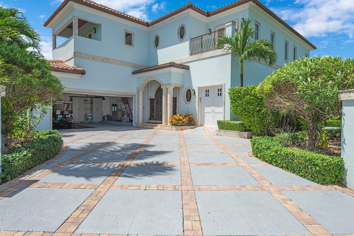 /listing-single-family-home-in-paradise-island-76291.html from Coldwell Banker Bahamas Real Estate