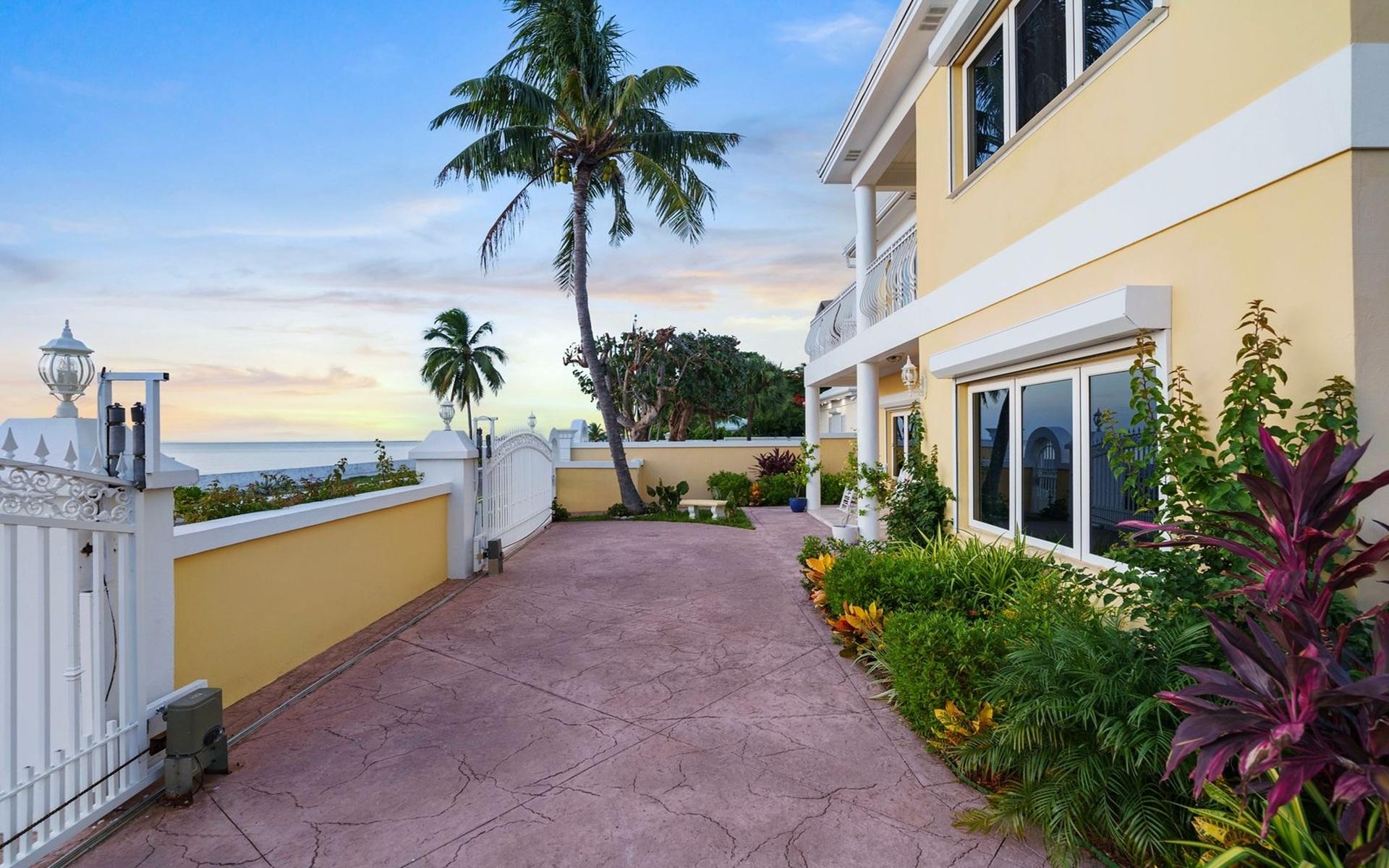 /listing-single-family-home-in-west-bay-street-81974.html from Coldwell Banker Bahamas Real Estate